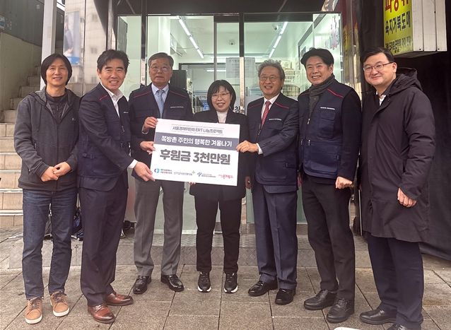 온기창고 앞 기부전달식(왼쪽부터 남병철 쪽방상담소 실장, 김광석 부위원장·손태순 부위원장·권오성 위원장·손영진 부위원장·조영준 지속가능경영원장)