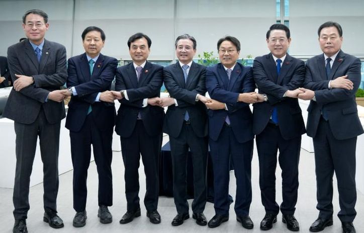 김영록 전라남도지사가 17일 광주에서 열린 ‘광주 군 공항 이전 6자 협의체’ 회의에서 김용범 대통령실 정책실장, 구윤철 기획재정부장관, 안규백 국방부장관, 강희업 국토교통부2차관, 강기정 광주광역시장, 김산 무안군수와 회의에 앞서 기념촬영을 하고 있다.