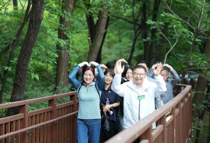 지난 5월 준공된 망우동행길을 걷는 류경기 중랑구청장과 구민들의 모습