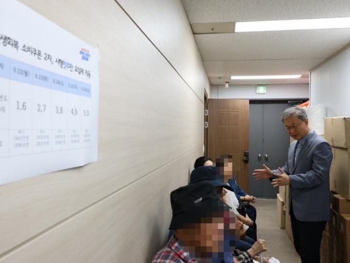 장인홍 구로구청장이 민생회복 소비쿠폰 신청 대기 중인 어르신들과 인사를 나누고 있다.