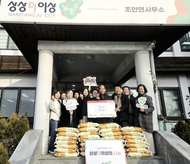 기부금 전달식 (좌) 박경분 면장 (우) 한태현 씨