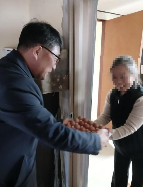 독거 어르신 가정에 달걀을 전달하는 모습