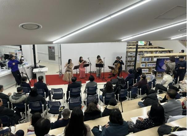 윤동주 시인 서거 80주기 행사 중 현악 4중주 연주 모습