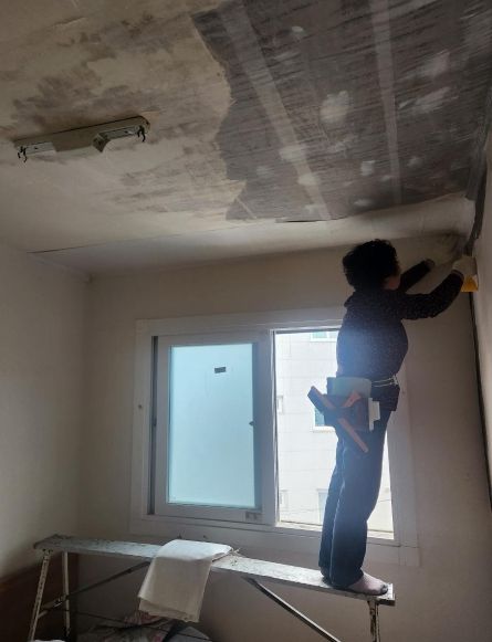 관고동 다인인테리어, 2025년 관고동 저소득층 가구에 도배 지원