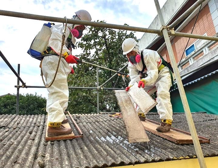 나주시는 ‘2026년도 슬레이트 철거 및 지붕개량 지원사업’ 신청을 오는 20일까지 접수한다. 슬레이트 철거 공사 현장. (사진 제공-나주시)