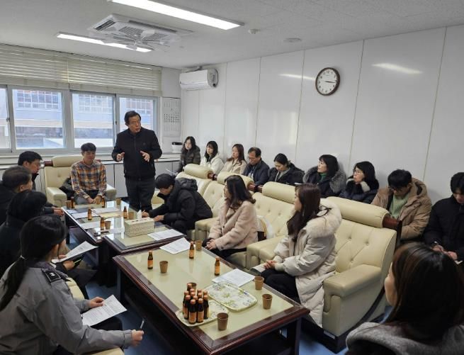 1월 14일 귀인초등학교에서 권주홍 안양시 옴부즈만 위원장이 학부모 및 학교 관계자들과 간담회를 갖고 통학로 안전 확보를 위한 건의 사항을 청취하고 있다