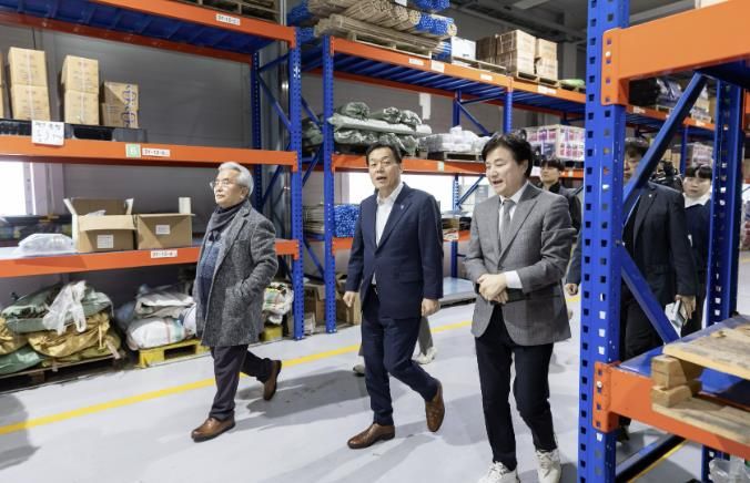 이재준 수원시장이 ㈜인성의 사업장을 둘러보고 있다.