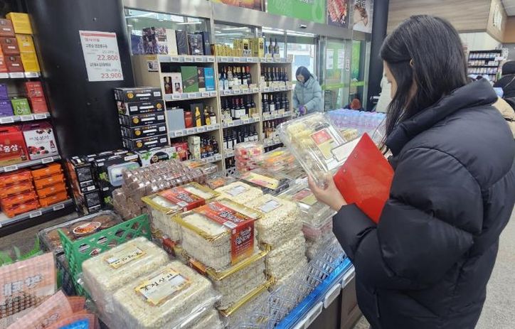 분리배출 표시 규격 여부 등 집중점검 장면