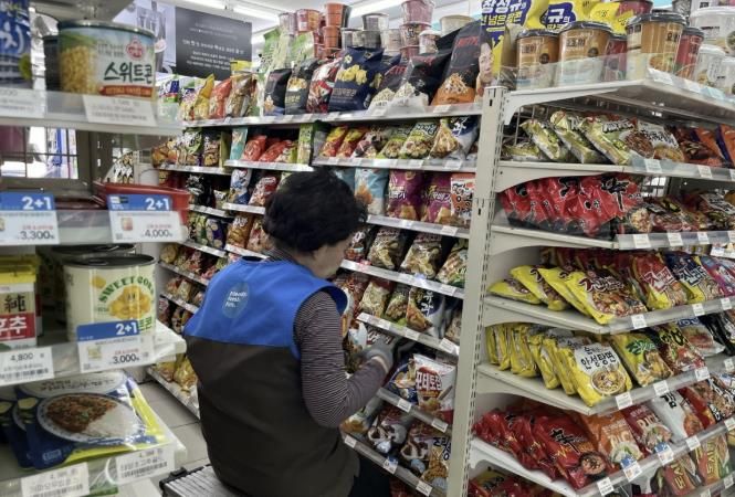 GS25 시니어 동행편의점에서 근무 중인 점원