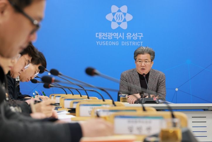 정용래 유성구청장이 9일 주간간부회의에서 행정통합 진행 상황 등을 설명하고 있다.