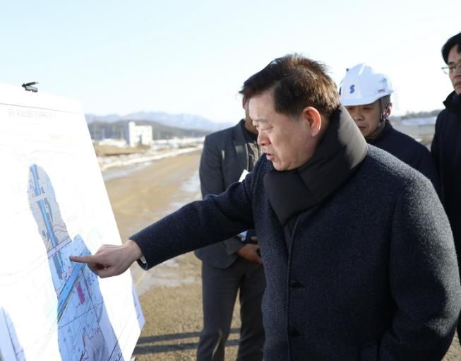 박승원 광명시장이 지난 2일 광명시흥 테크노밸리 공사 현장을 방문해 공사 진행 현황을 점검하고 한국토지주택공사, 경기주택도시공사 등 관계자들에게 신속하고 차질 없이 공사를 추진해 달라고 요청하고 있다.