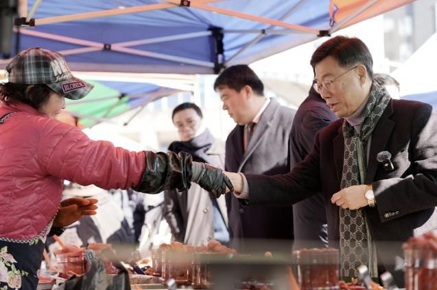 신상진 성남시장이 9일 설을 앞두고 모란민속5일장을 방문해 상인들과 만나고 있다.