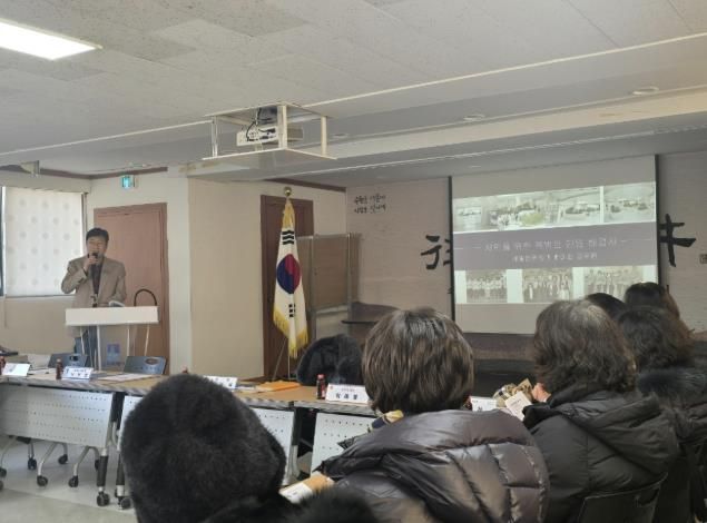 베테랑 공무원이 새빛신문고 제도를 설명하고 있다.