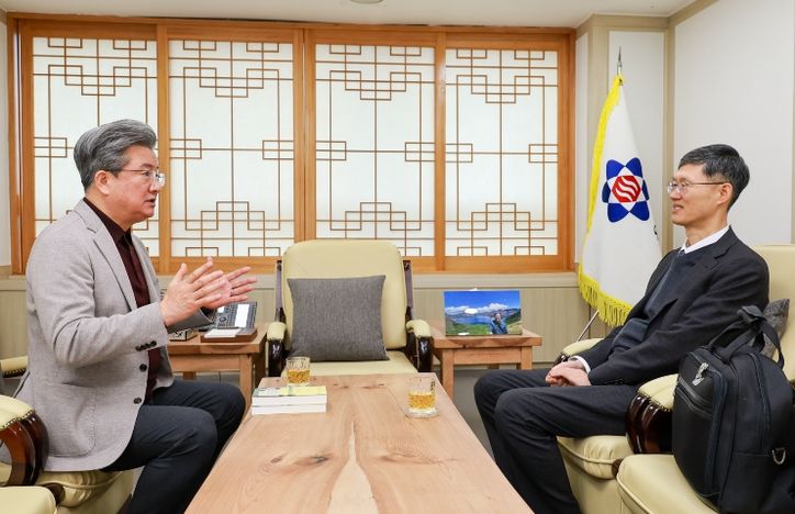 문형배 교수와 정용래 유성구청장이 환담하고 있다.