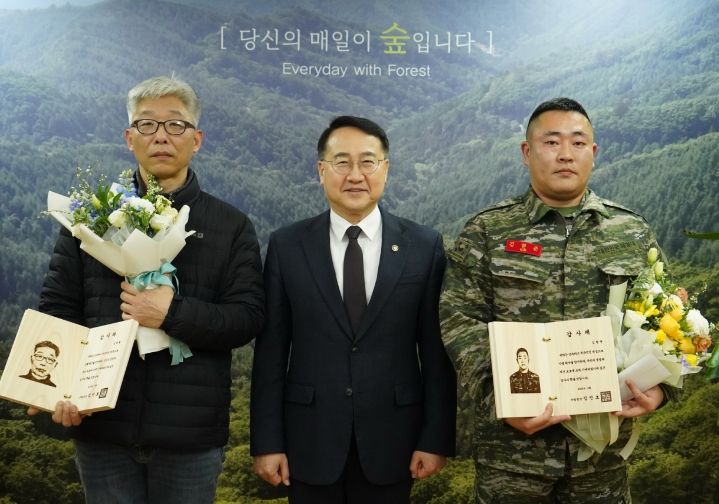 김인호 산림청장이 산불 방지에 기여한 유공자 2명에게 감사패와 함께 포상금을 수여하고 기념사진을 촬영하고 있다.