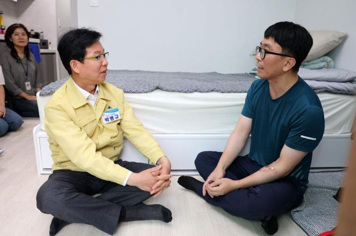 박병규 광산구청장이 지난해 9월 추석 명절을 앞두고 ‘살던집 프로젝트’의 ‘중간집’을 찾아 입주해 생활하고 있는 주민의 안부를 살폈다.