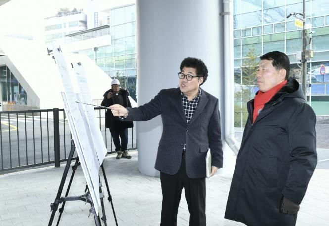 구리역 환승센터 추진현황에 대해 보고받는 백경현 구리시장