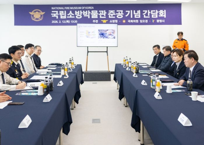 박승원 광명시장이 12일 오후 국립소방박물관 건립 공사 현장을 방문해 임오경 국회의원, 김승룡 소방청장 직무대행 등과 함께 진행 현황을 점검하고 있다.