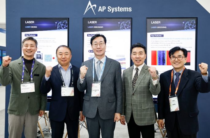 정명근 화성특례시장이 세미콘 코리아 2026에 참가한 관내 반도체 기업 관계자들과 함께 기념촬영을 하고 있다.