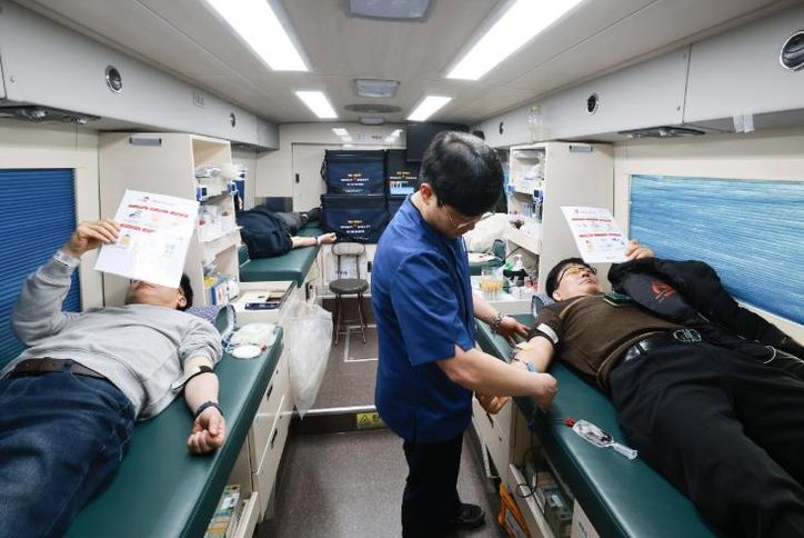 13일 유성구청 직원들이 혈액 수급 안정화를 위해 헌혈에 동참하고 있다.