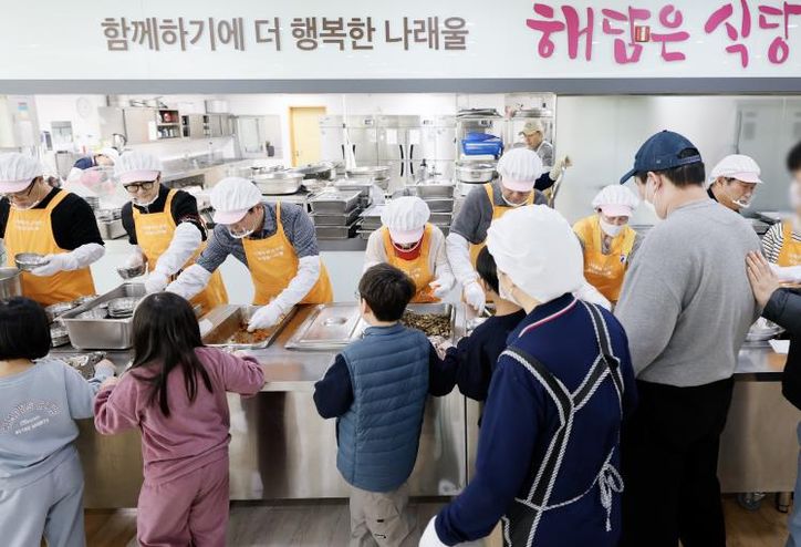 화성특례시의회 도시건설위원회 위원들이 나래울종합사회복지관에서 배식봉사를 하고 있다.