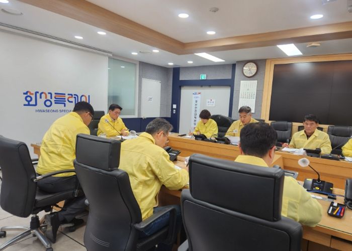 윤성진 제1부시장이 재난안전대책본부 긴급회의를 주재하고 있다