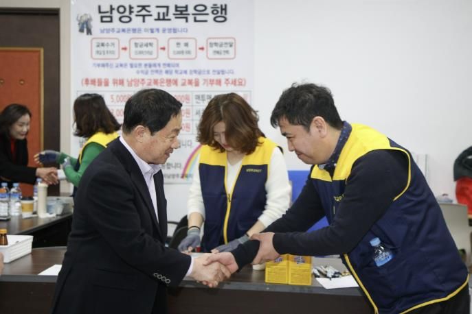 22일 진접 교복은행에 참석한 주광덕 시장