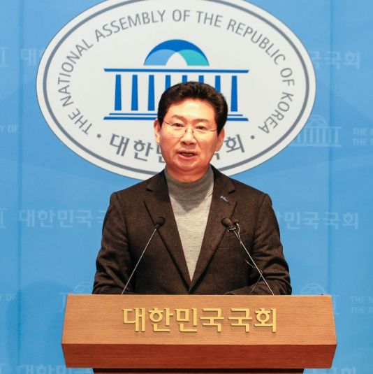 24일 국회 소통관에서 이상일 시장이 기자회견을 하고 있다