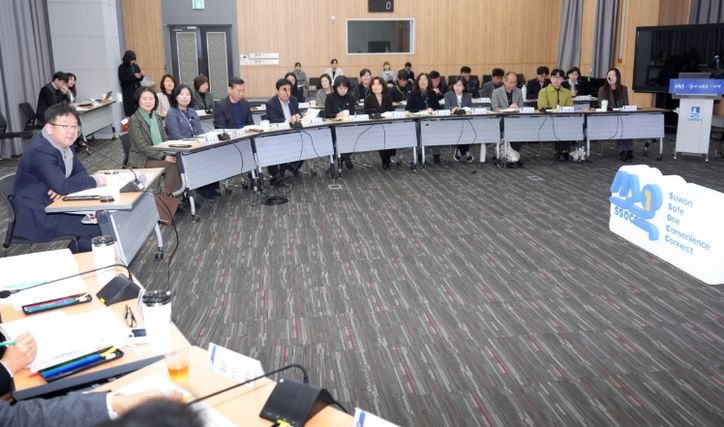 수원시가 ‘수원시 1인 가구 지원사업 부서 간담회-쏘옥(SsOcC)토크’를 열고 있다.