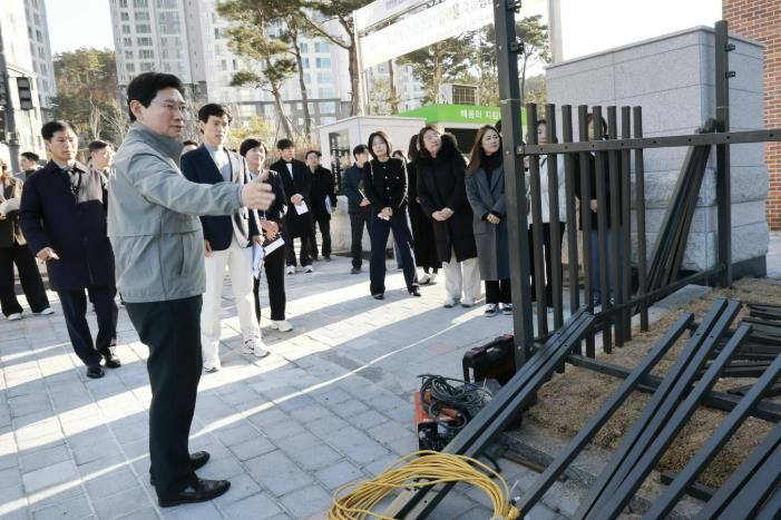 이상일 시장이 26일 용인솔빛초·중통합학교를 찾아 주요 시설을 살피고 있다