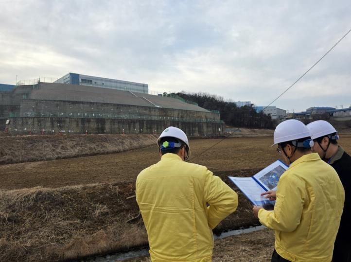 윤성진 제1부시장이 해빙기 대비 옹벽시설 안전점검을 실시하고 있다