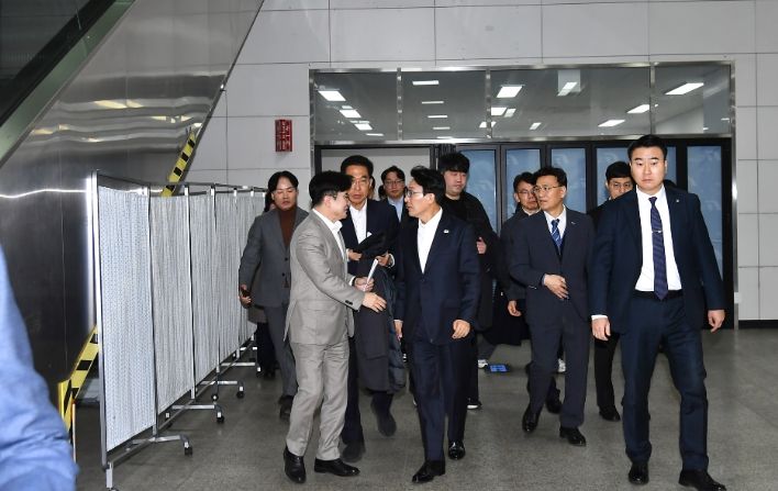 김병수 김포시장이 27일 김포골드라인 사우역을 방문한 김민석 국무총리와 만났다. 김 시장은 근본해결책으로 5호선 예타통과가 시급하다고 건의했다.