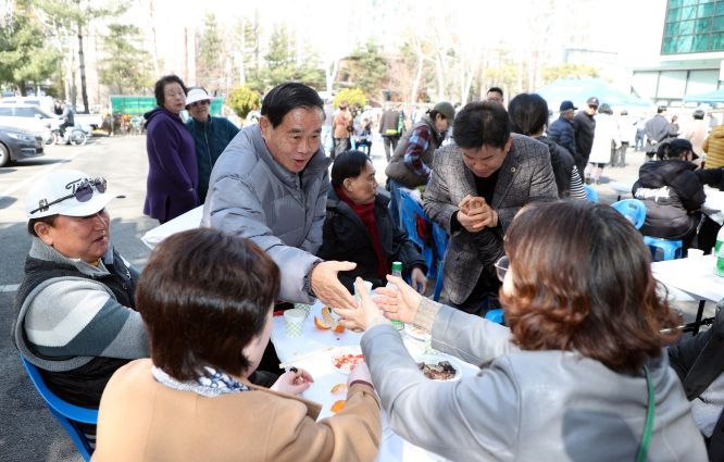 이재식 수원특례시의회 의장이 권선2동 정월대보름 척사대회에 참석해 주민들과 인사를 나누고 있다.