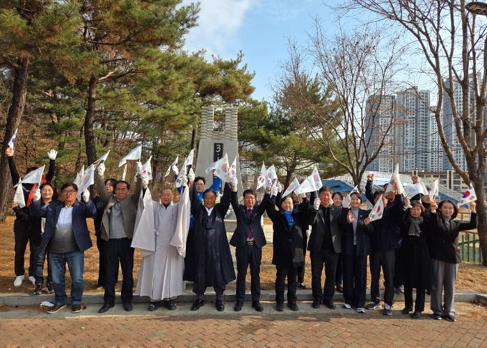 만세삼창 중인 참가자들