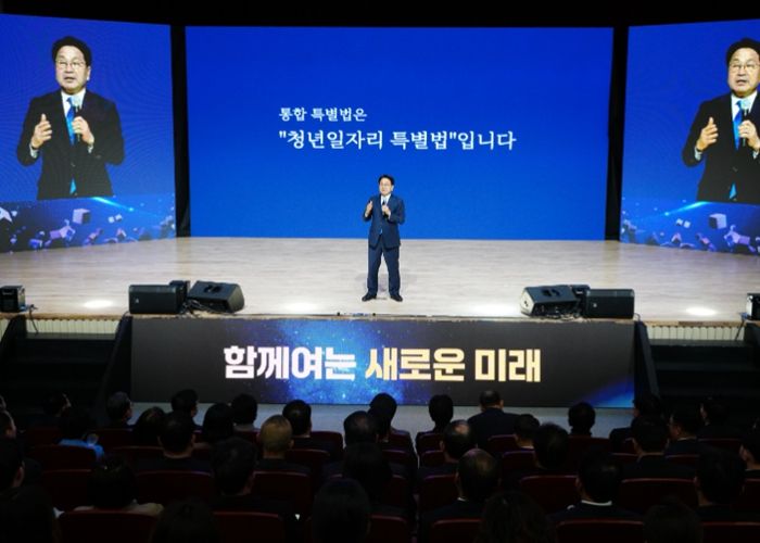 강기정 광주광역시장이 3일 전남 나주시 한국에너지공과대학교 대강당에서 열린 '광주전남 행정통합 시도민보고회'에서 특별법 통과까지의 추진경과와 미래 비전을 공유하고 있다. /광주광역시 제공