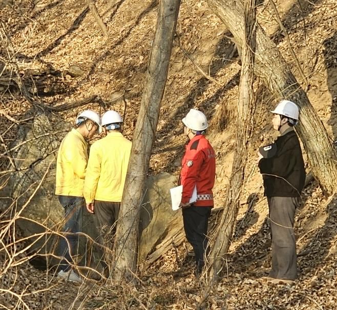 윤성진 제1부시장이 정남면 산사태 취약지역에서 관계 공무원들과 함께 사면 상태를 점검하고 있다.
