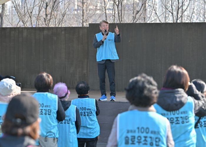 김이강 광주 서구청장이 4일 상무시민공원에서 열린 ‘슬로우조깅단’ 발대식에서 인사말을 하고 있다. 광주 서구 제공