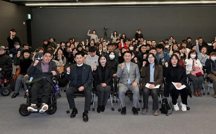 3월 5일 의정부장애인자립생활센터의 ‘2026년 제13회 정기총회’에서 참석자들이 기념촬영을 하고 있다.