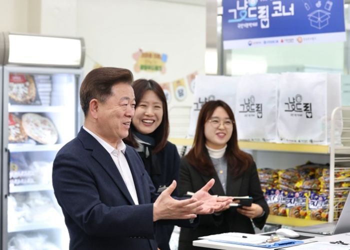 박승원 광명시장이 6일 오후 ‘그냥드림’ 코너를 운영 중인 광명푸드뱅크마켓센터를 방문해 운영 현황을 점검하고, 복지사각지대 발굴과 지원에 총력을 다해달라고 당부하고 있다.