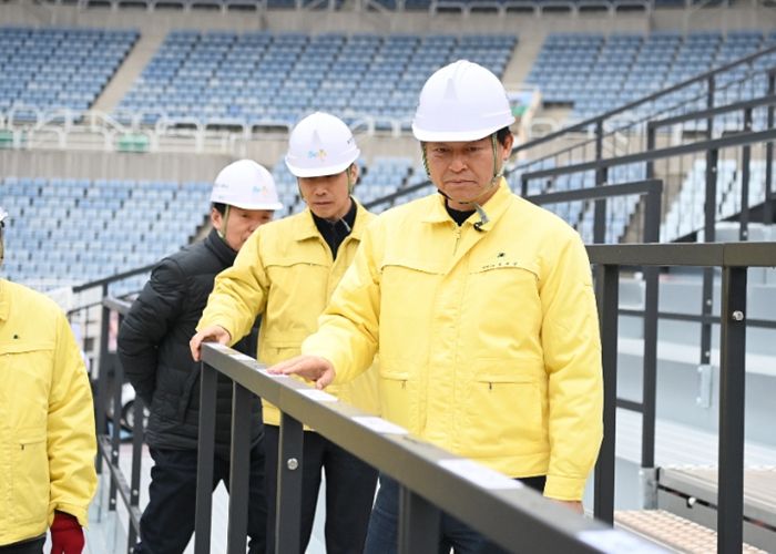 부천시 점검단이 부천FC1995 홈 개막전을 대비해 부천종합운동장 좌석을 꼼꼼하게 살피고 있다.