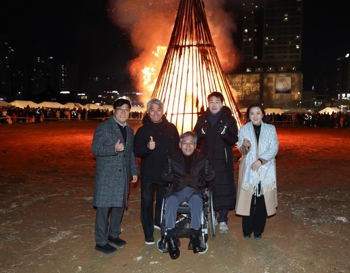 대보름 축제 참석한 시의원 기념 사진