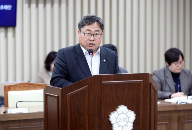 수원특례시의회 박현수 의원이 제399회 임시회환경안전위원회에서 발언하고 있다.