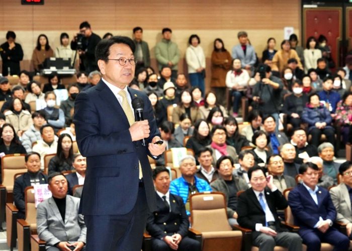 강기정 광주광역시장이 10일 완도 생활문화센터에서 '광주·전남 통합 완도군 상생토크’에 참석해 통합 이후 광주-완도 상생발전 방안을 군민들과 공유하고 있다. /광주광역시 제공