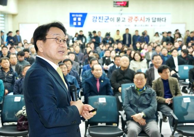 강기정 광주광역시장이 10일 강진웰니스푸소센터에서 '광주·전남 통합 강진군 상생토크’에 참석해 통합 이후 지역 발전 방향과 상생 협력 방안에 대해 군민들과 의견을 나누고 있다. /광주광역시 제공