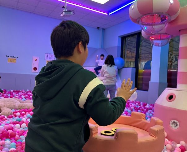 일일돌봄지원 사업 참여 이용인이 키즈카페에서 놀이활동에 참여하고 있는 모습