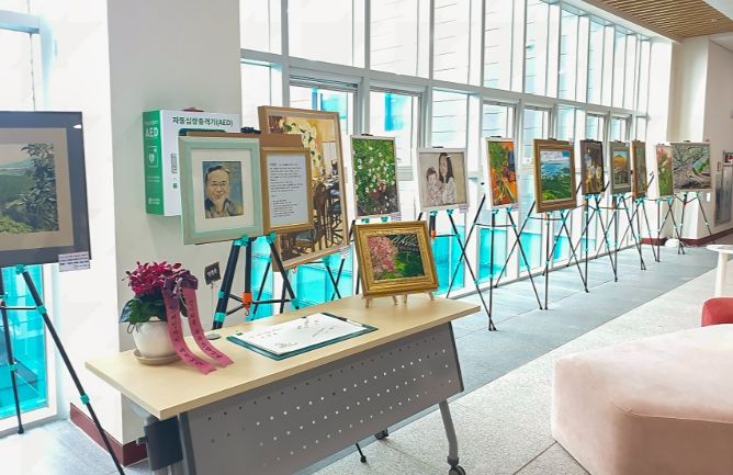 대전 대덕구가 3월 31일까지 평생학습관에서 개최하는 ‘2026년 1회차 평생학습관 프로그램 성과공유회’ 활동 결과물 전시 모습