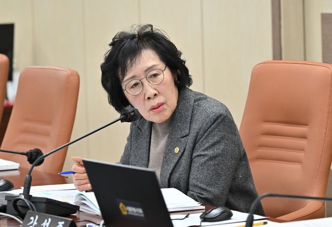 신복자 의원이 서울시 복지실 업무보고에서 질의하고 있다.