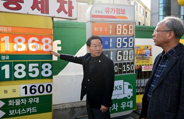 유정복 인천광역시장이 13일 남동구 한 주유소를 찾아 한국주유소협회 관계자들과 간담회를 갖고 유가를 점검하고 있다