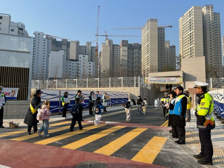 개학기 맞아 검단호수초 등굣길 교통안전 캠페인