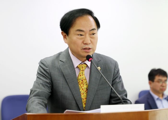 경제환경위원회 조우현 위원장 조례개정안 심사